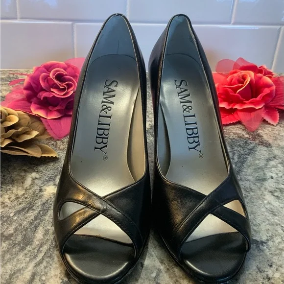 Ladies black high heels by spasm and Libby. Size 6M - Picture 4 of 6